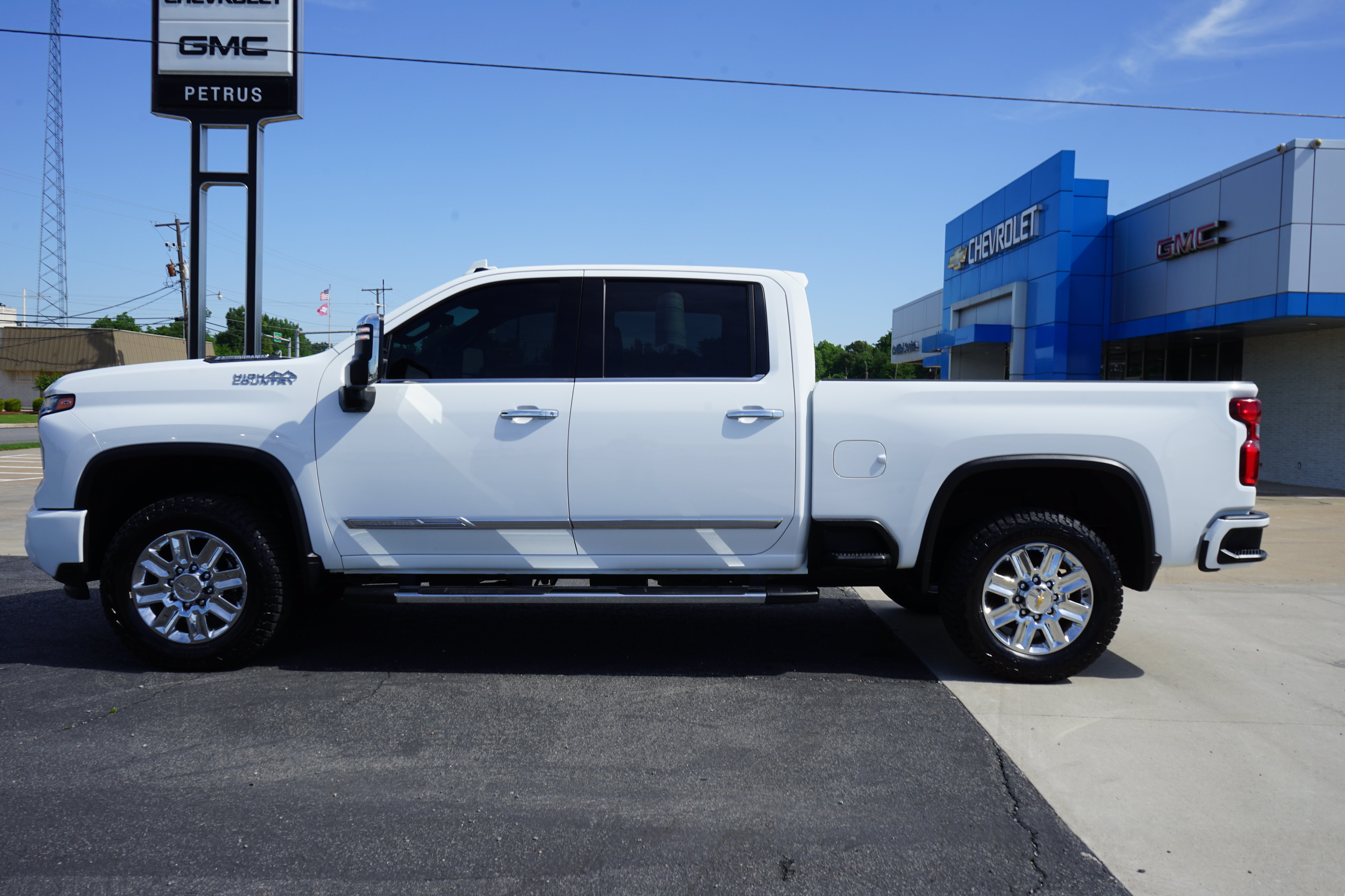 Used 2024 Chevrolet Silverado 2500HD High Country with VIN 1GC4YREY1RF170200 for sale in Little Rock