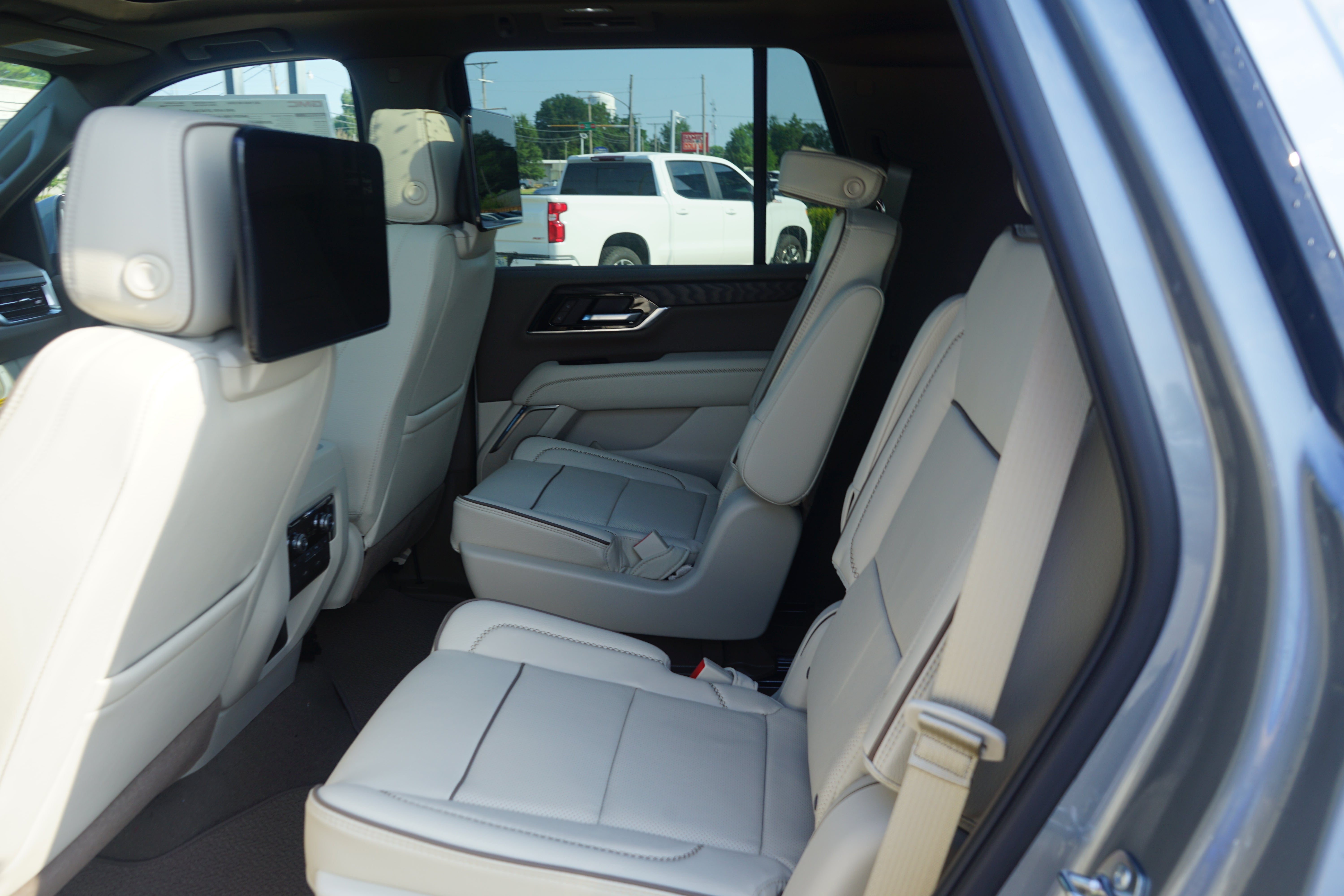 2026 GMC Yukon Denali - Photo 19