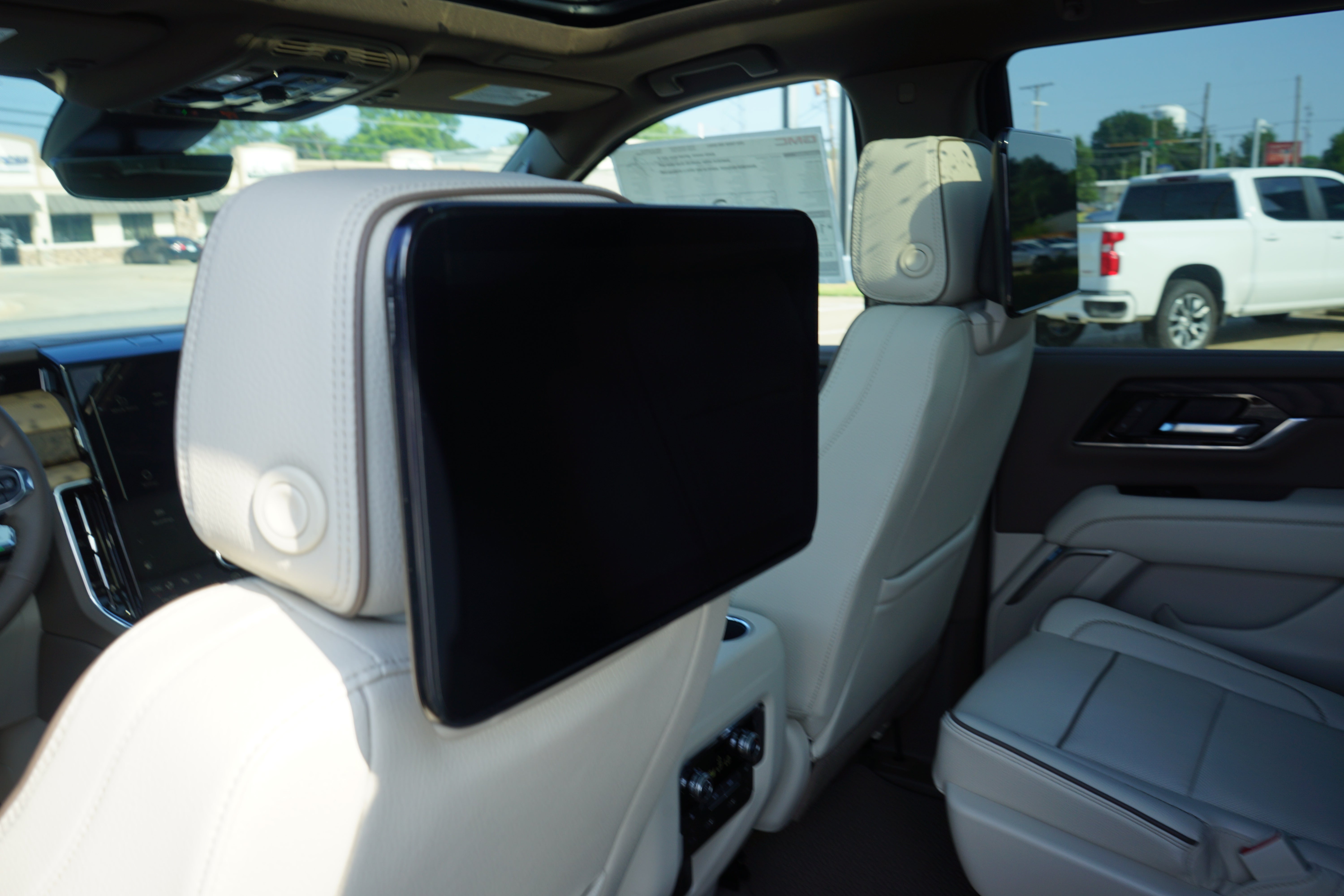 2026 GMC Yukon Denali - Photo 20