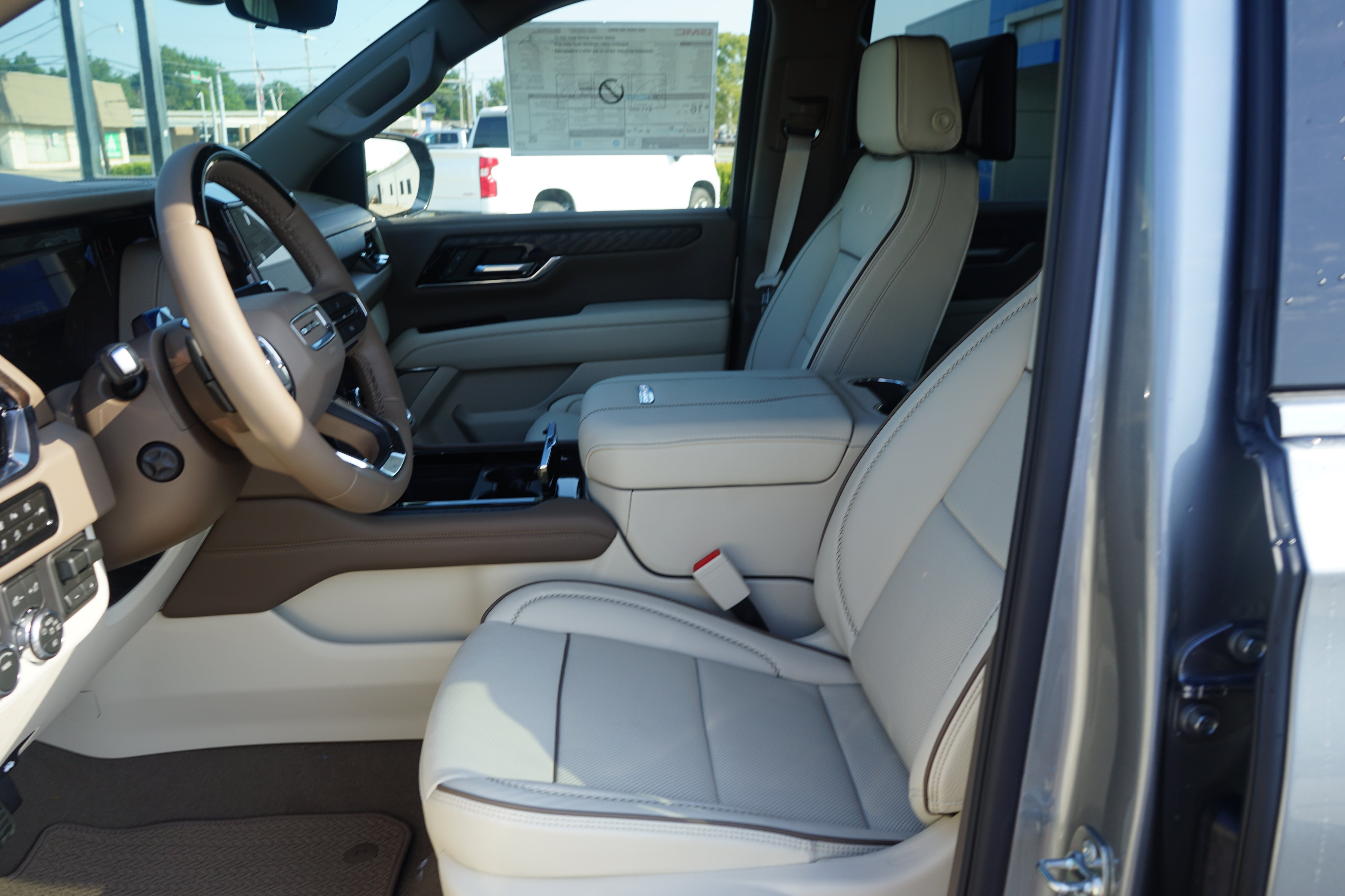 2026 GMC Yukon Denali - Photo 9