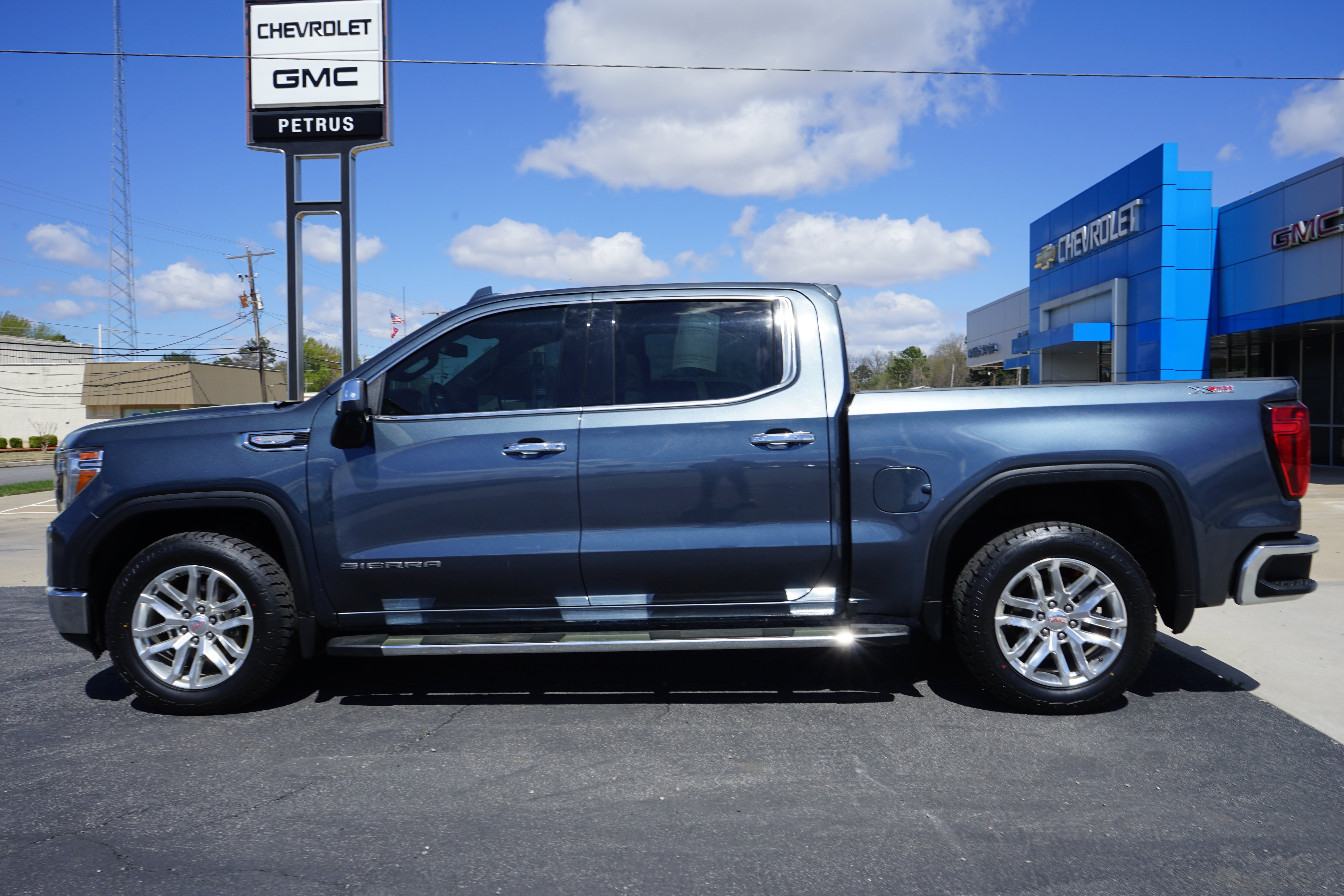Used 2021 GMC Sierra 1500 SLT with VIN 1GTU9DETXMZ274602 for sale in Little Rock