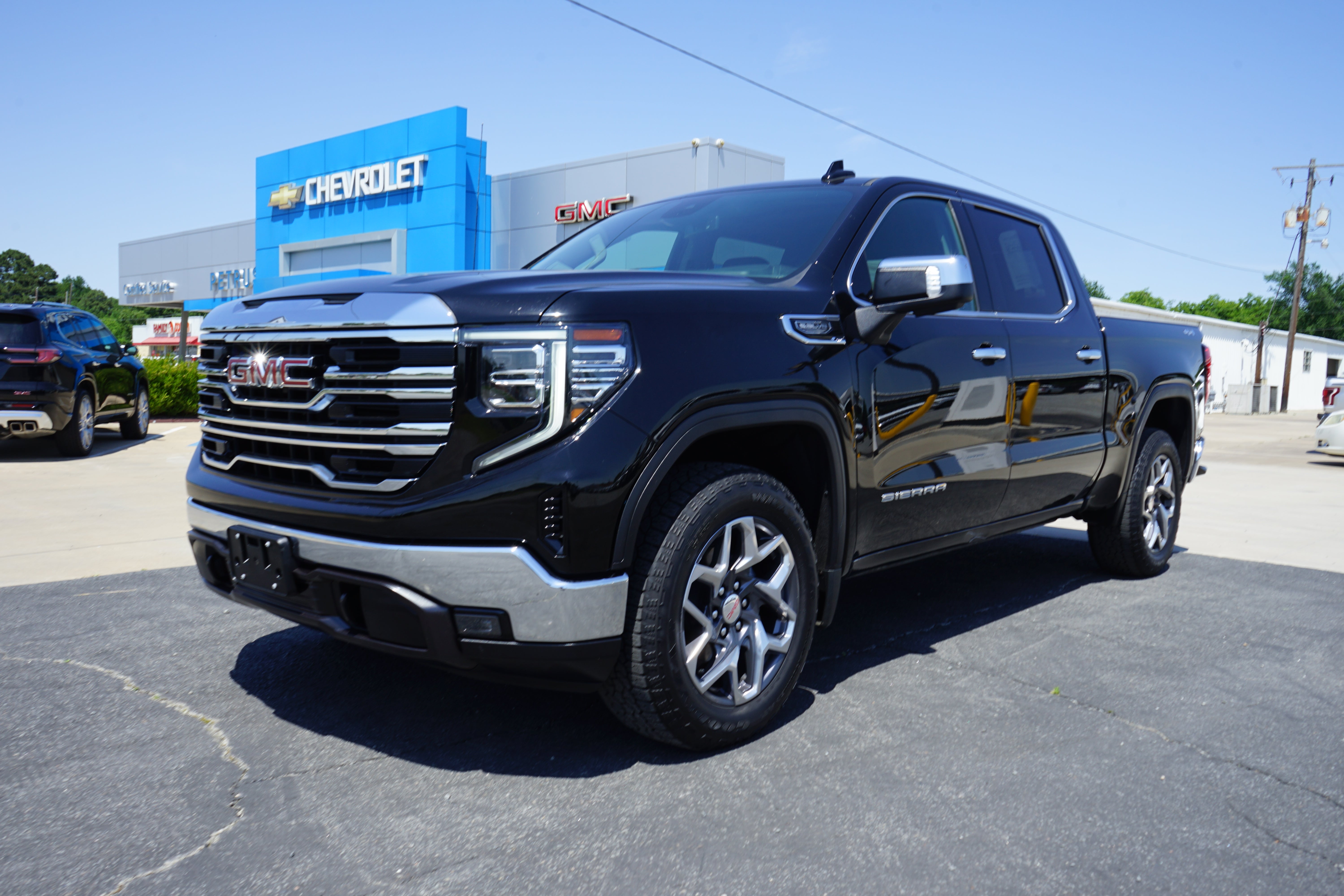2022 GMC Sierra 4WD Crew Cab Short Box SLT's photo