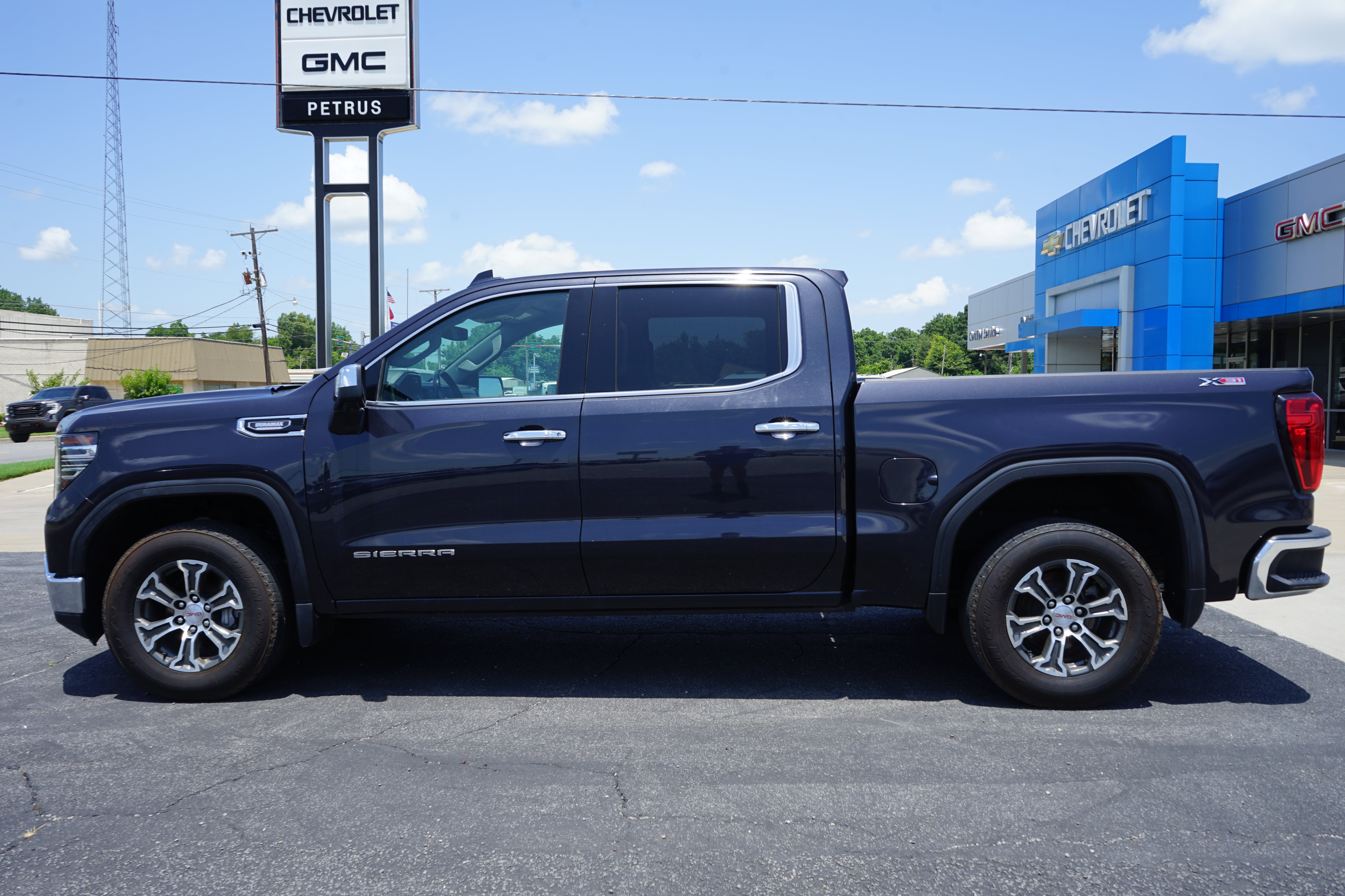 Used 2022 GMC Sierra 1500 SLT with VIN 1GTUUDET5NZ537644 for sale in Little Rock
