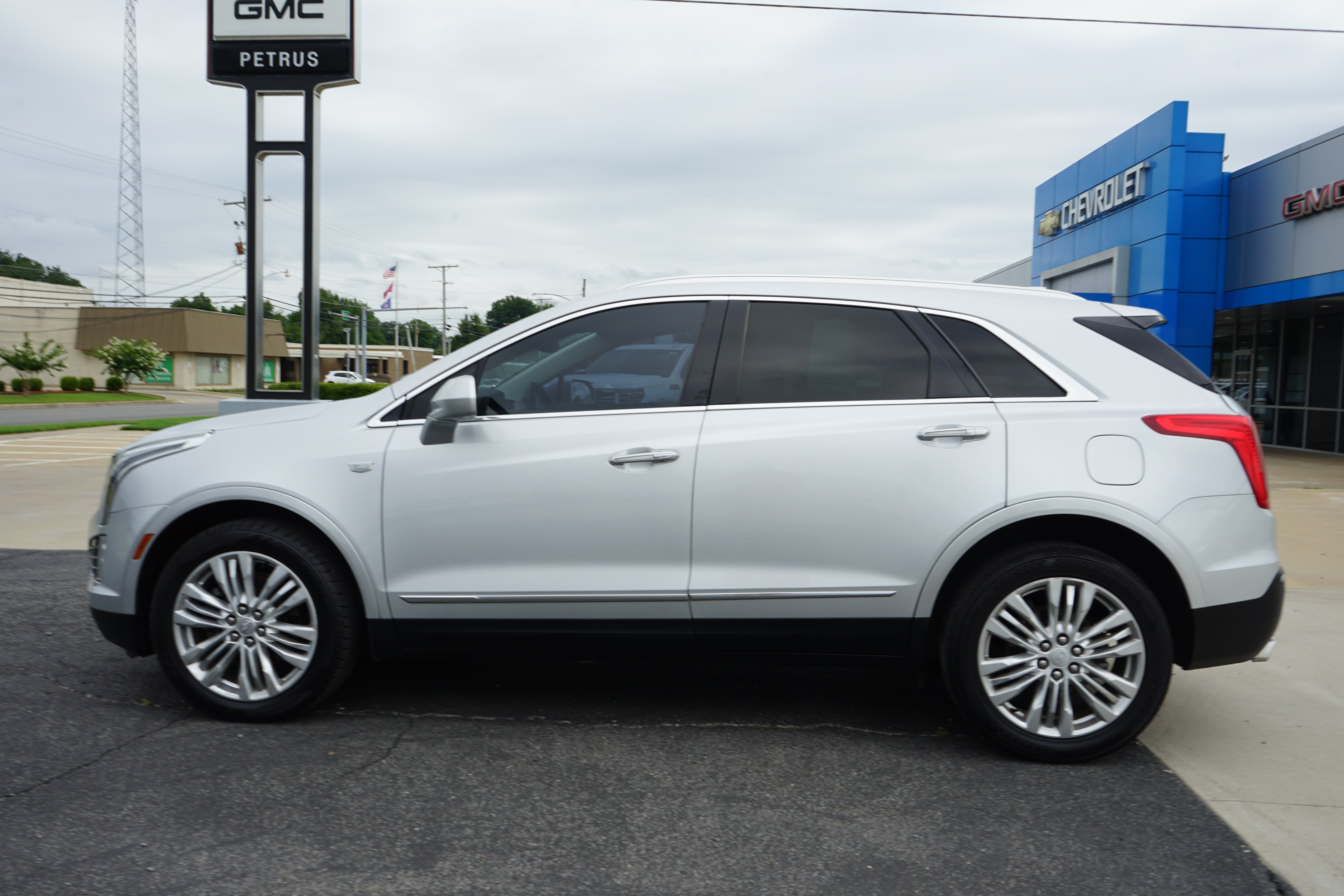 Used 2018 Cadillac XT5 Premium Luxury with VIN 1GYKNERS2JZ212840 for sale in Stuttgart, AR