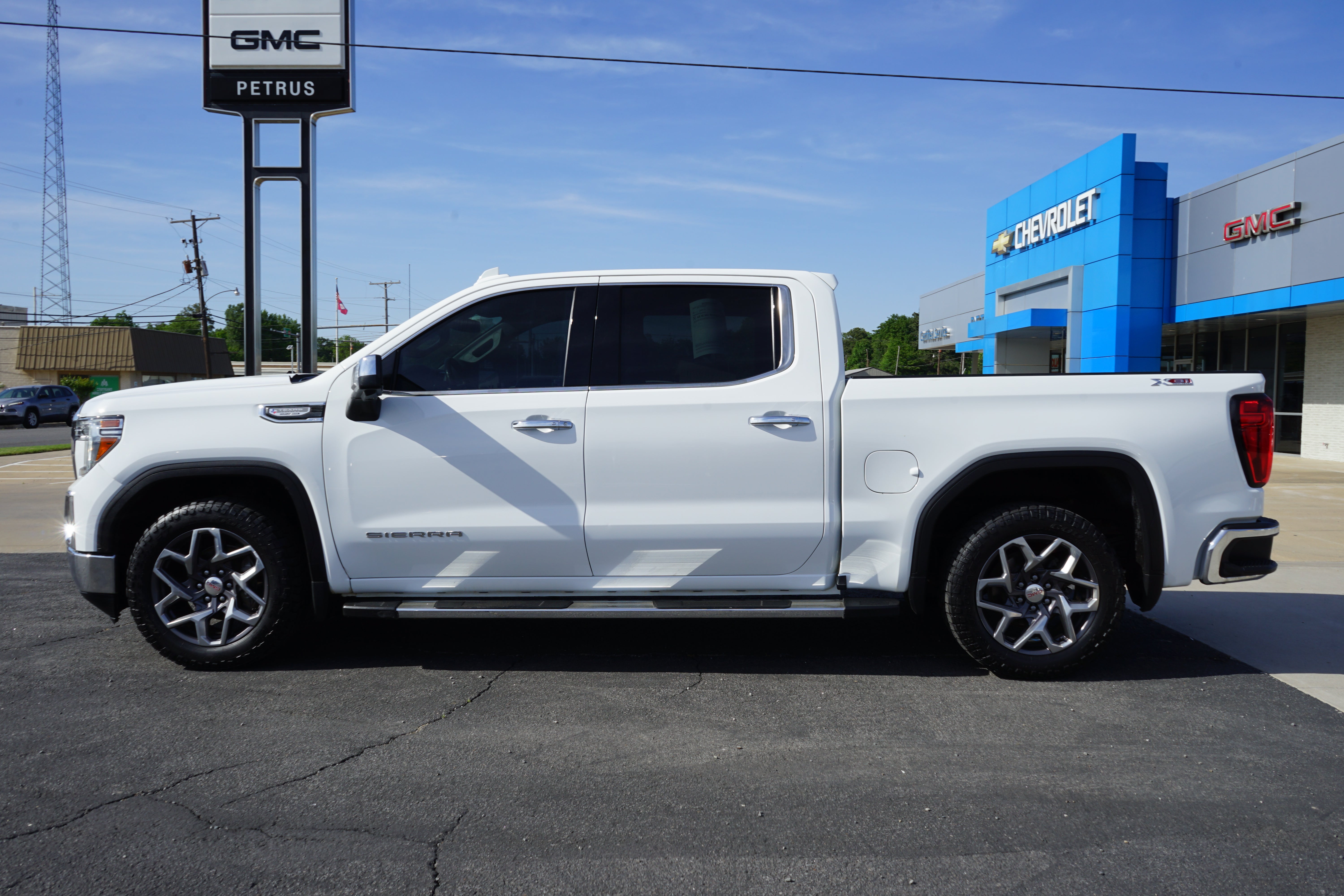 Used 2021 GMC Sierra 1500 SLT with VIN 3GTU9DET3MG324059 for sale in Little Rock