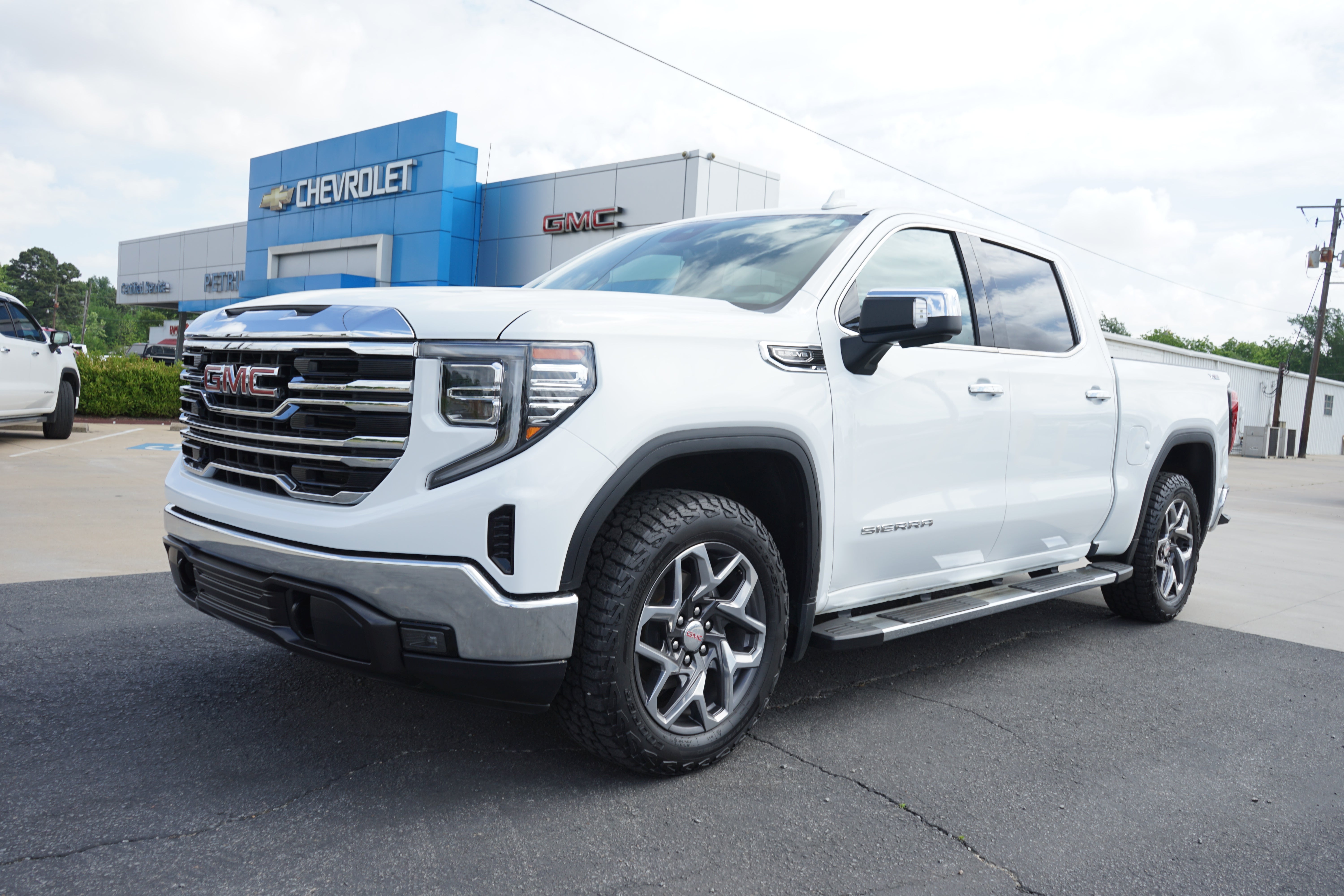 2024 GMC Sierra 4WD Crew Cab Short Box SLT's photo